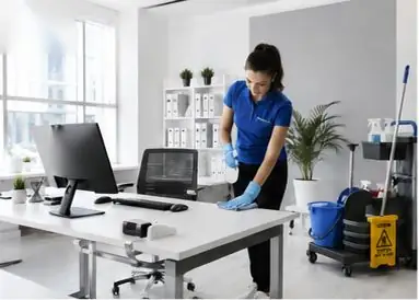 Agente de nettoyage professionnelle dépoussiérant un bureau